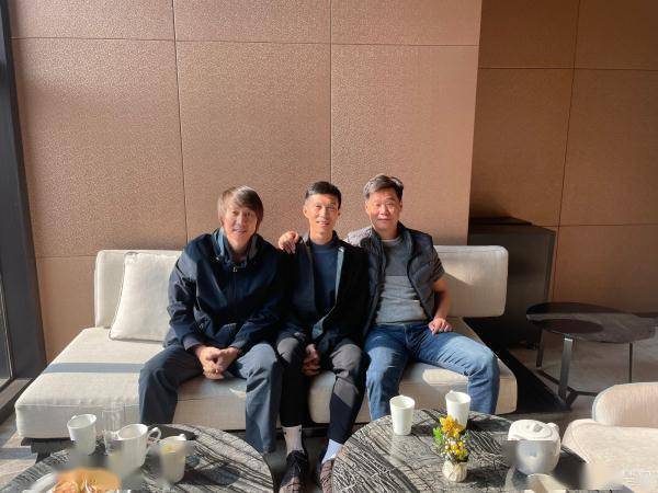 领导|两任国足主帅合影：李霄鹏与足协领导会面，李铁气色渐好