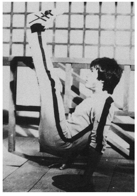 独家分享李小龙自创的腹肌训练秘法