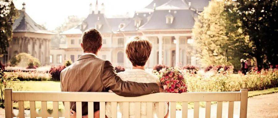 梦见自己跟老公在一间老民房里结婚，传统与现代的交织，爱情与家庭的象征