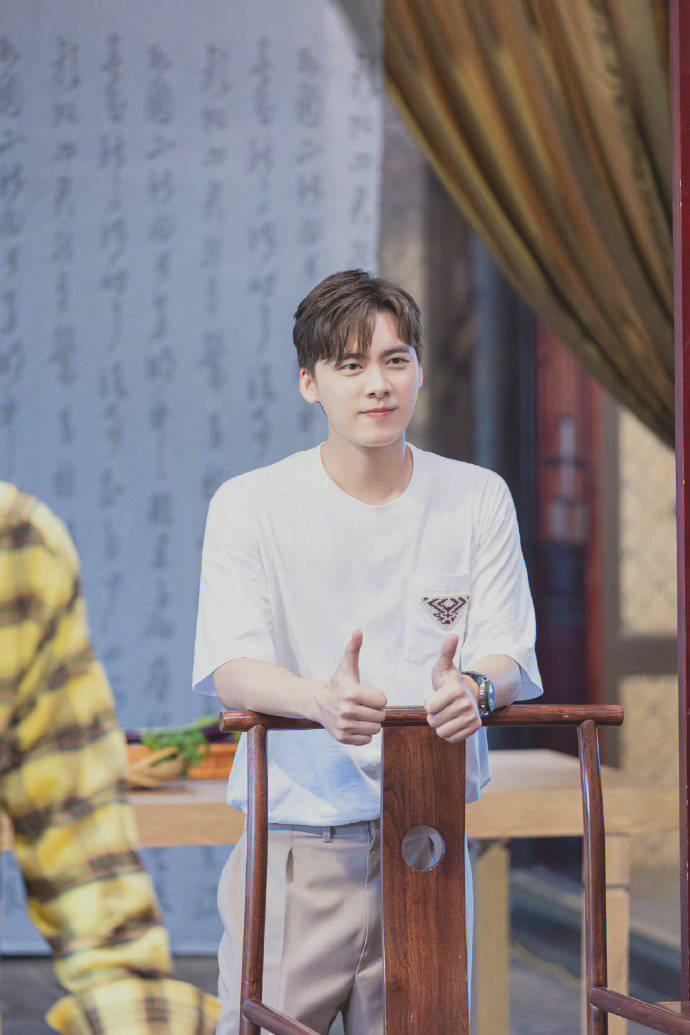 身穿白色t恤清爽帅气的峰峰,快来和峰哥一起探寻最后的谜底[酷]