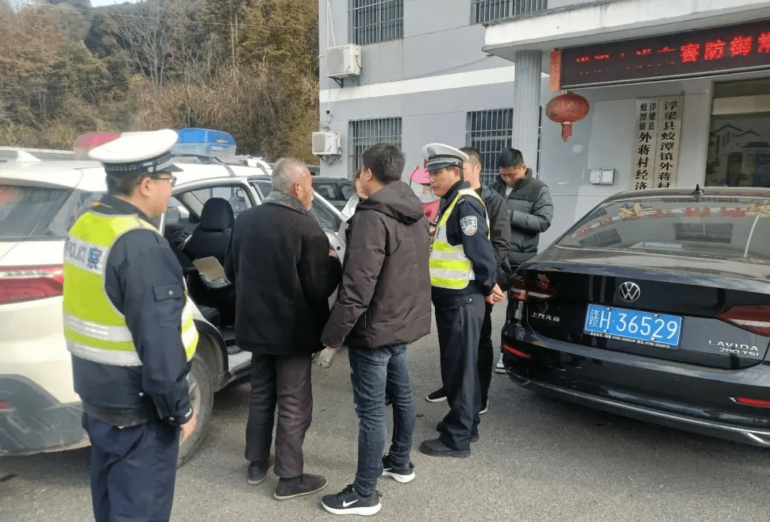 浮梁交警护送迷途老人平安回家67_蛟潭_老吾_蒋村人