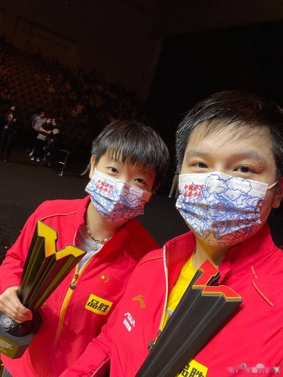 孙颖莎|欢迎回家！国乒顺利抵达威海，王楠高规格款待，孙颖莎房间曝光