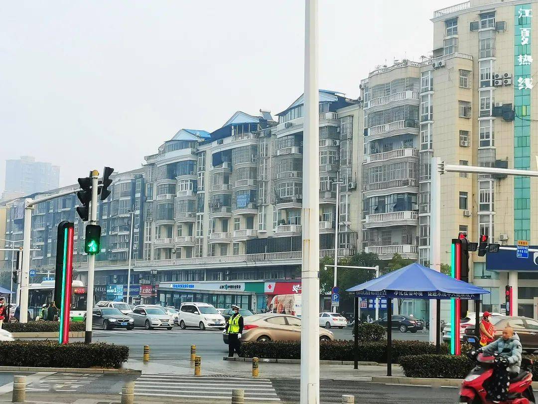 江夏这个路口的红绿灯"会说话"~_马路_文明_现象