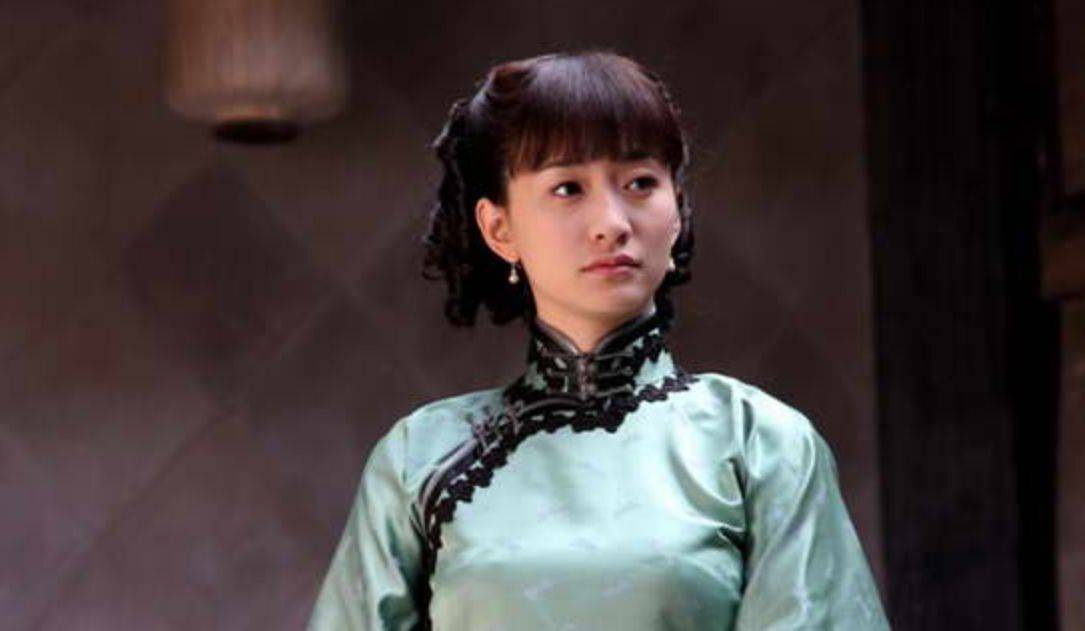 2010年,李小冉收到了新晋导演鄢颇的邀请,出演《阴丹士林》中的"姜云