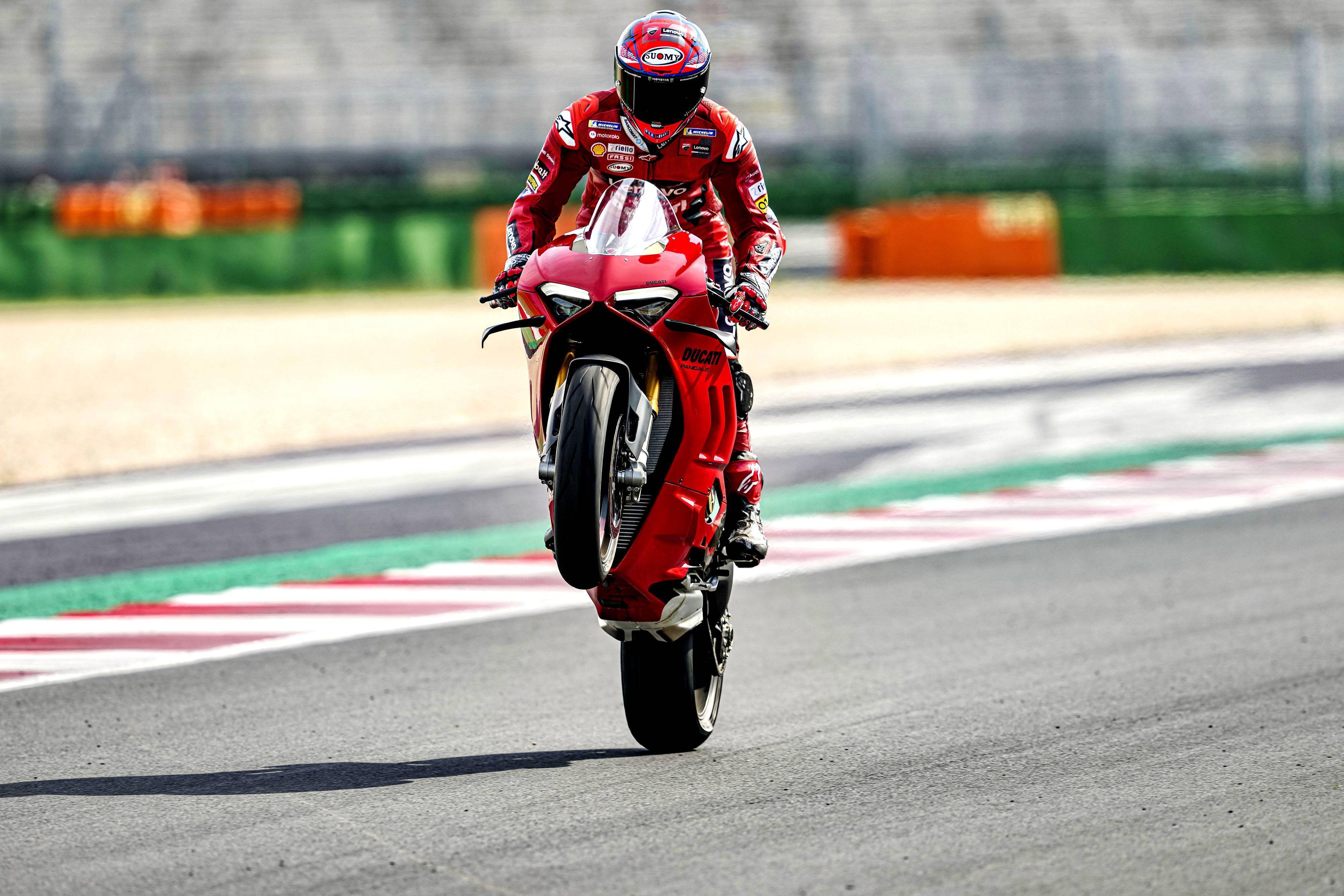 杜卡迪2022panigalev4v4s户外特写