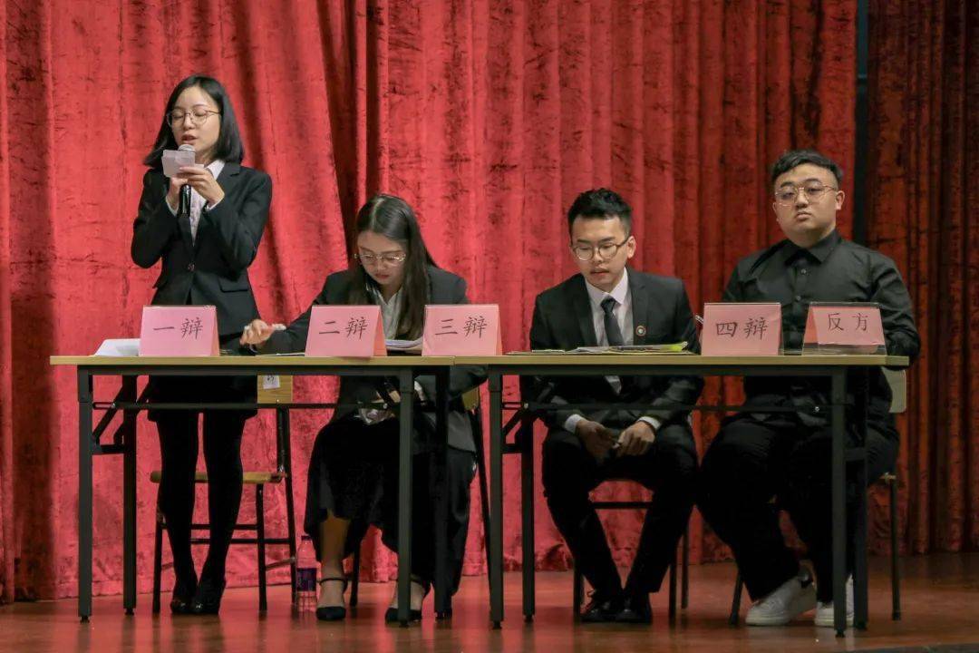 教学楼传来辩论赛的提示音在知网上看过的无数遍论文一群人穿着正装