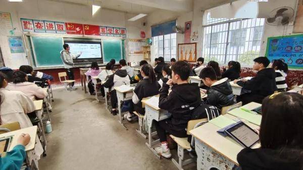 疫情|长沙老师花12万给全班学生买平板：“是原本打算买车的私房钱”