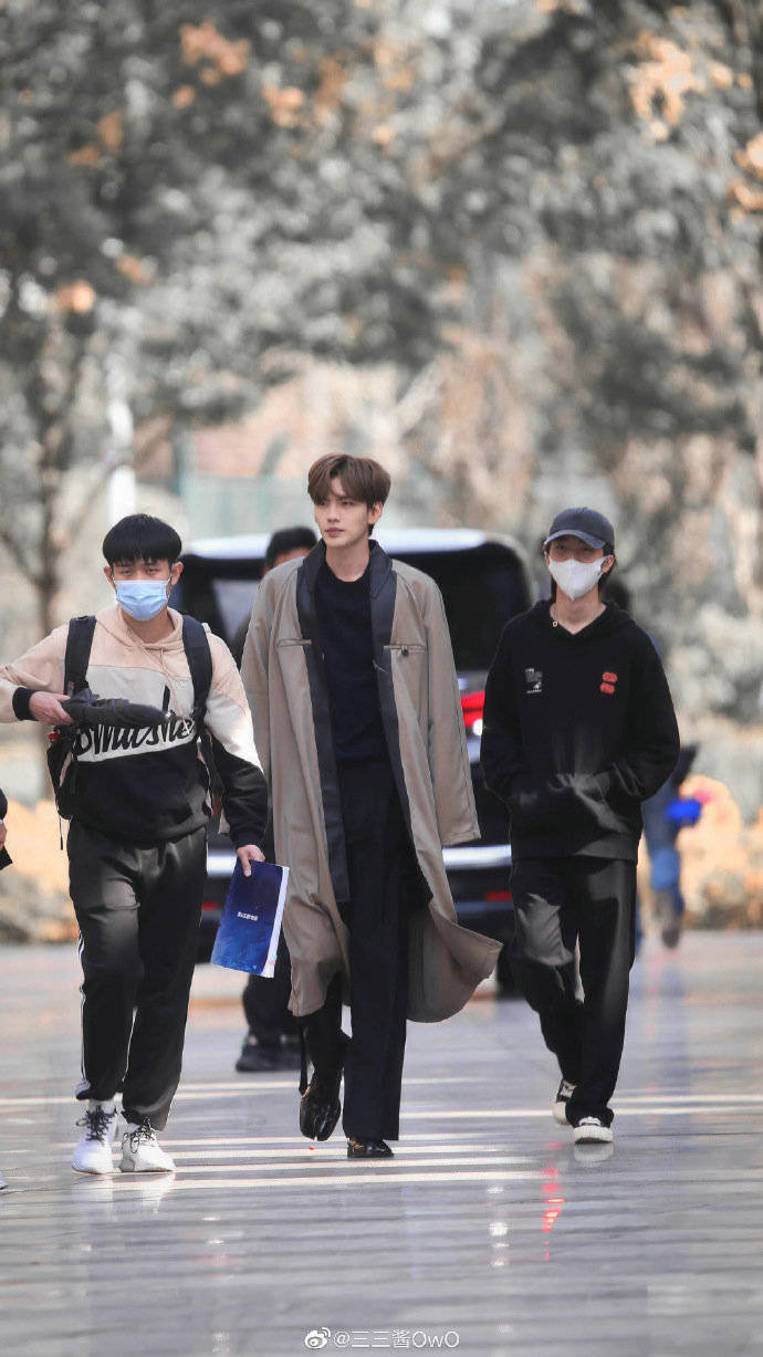 毕雯珺饭拍路透图,帅哥好高,这衣服没个180真穿不起来……_墨白