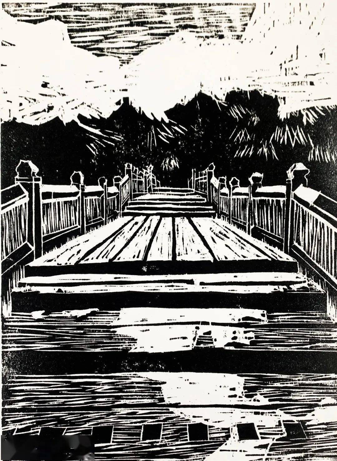 美术老师指导下,孩子们选择不同角度的石井桥照片,运用木刻版画的技法