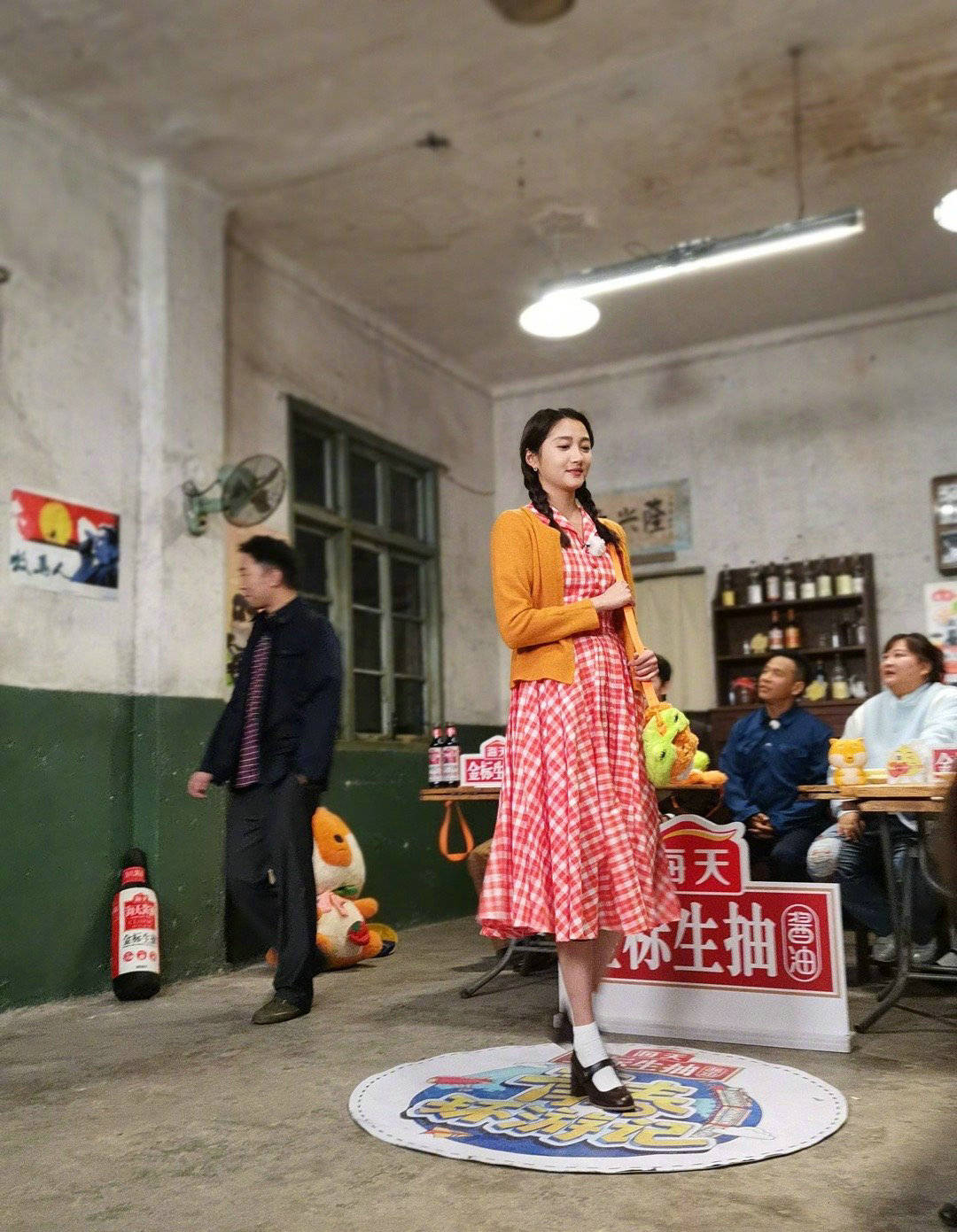 杨洋,范丞丞,贾玲,关晓彤,杨迪,宋小宝一行人来到电影《你好,李焕英》