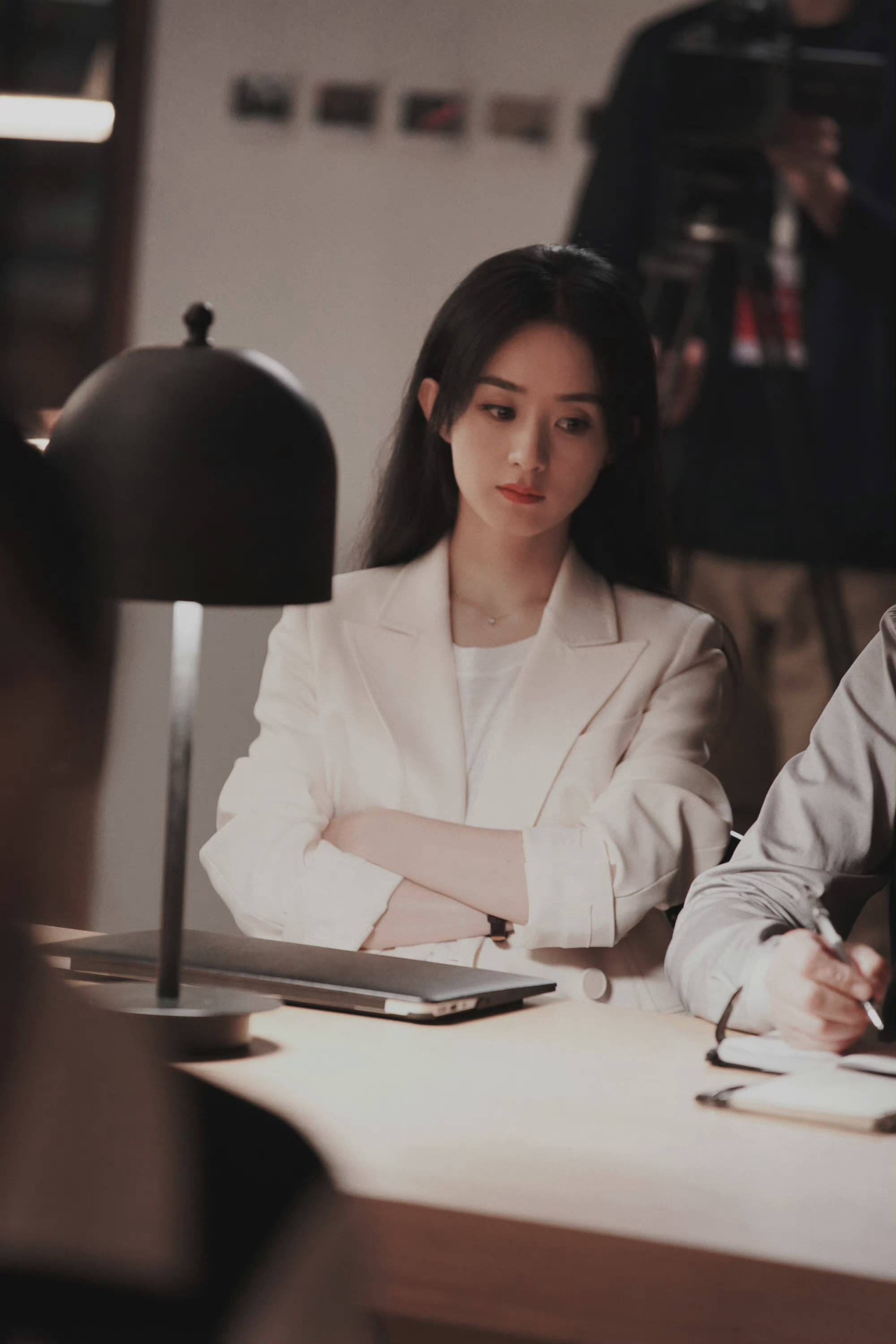 赵丽颖《谁是凶手》白色西装剧照 神秘感拉满,西装雨好飒!