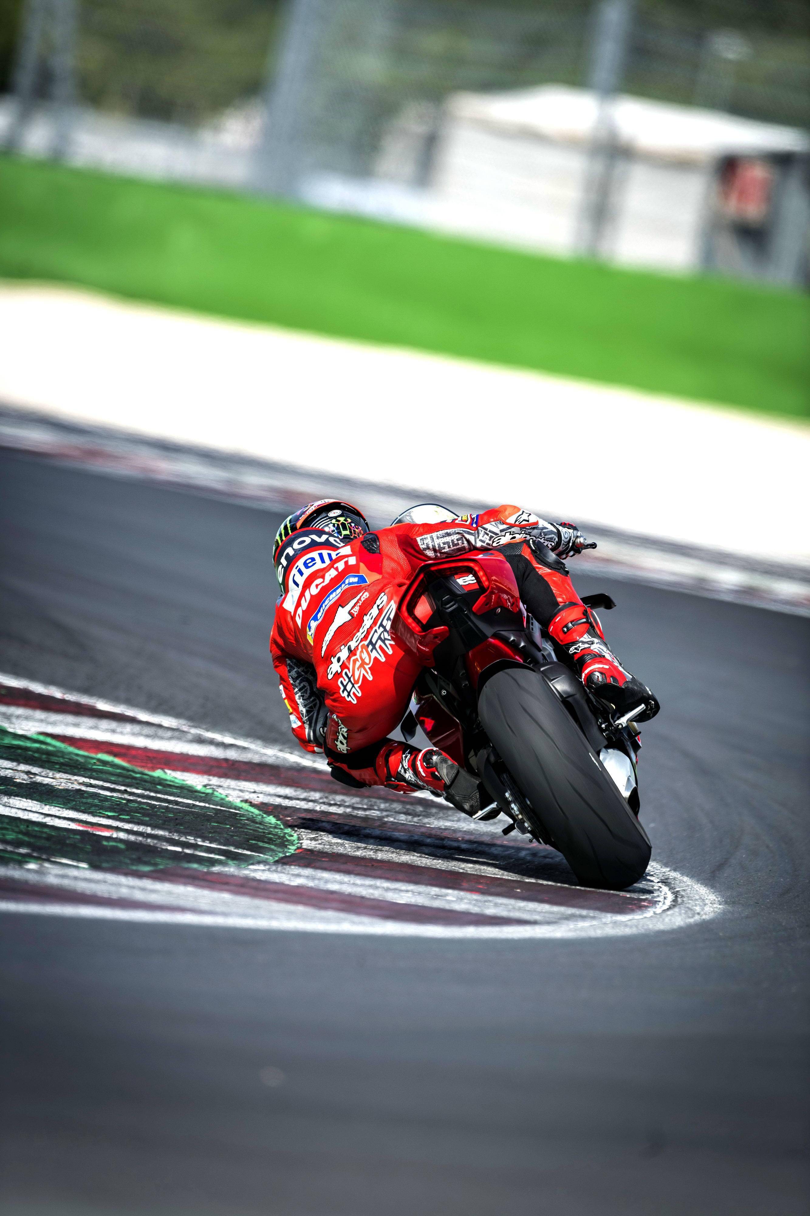 杜卡迪2022panigalev4v4s户外特写