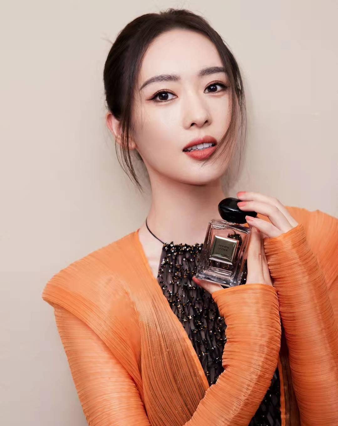 童瑶得奖后越来越会穿,橘色套装配黑肚兜,美得精致