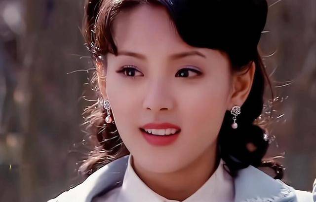 杨超越与小刘佳面部相似度高达95,锦鲤体质却相差甚远