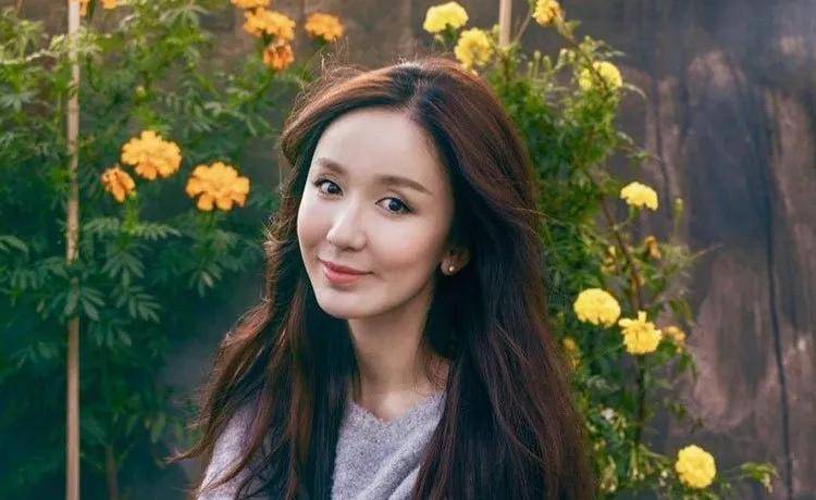 32娄艺潇和神秘男子聚餐,穿情侣羽绒服!两人曾多次合体被拍