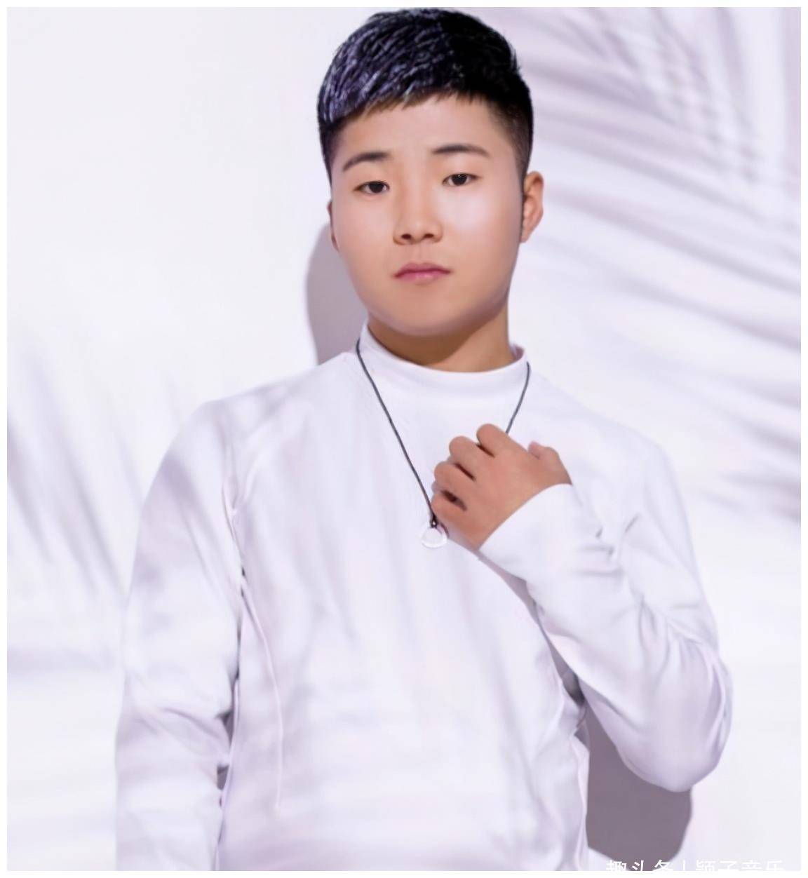 白小白应该是看网络直播的人很多都会熟悉他的,这几年做得还是蛮不错