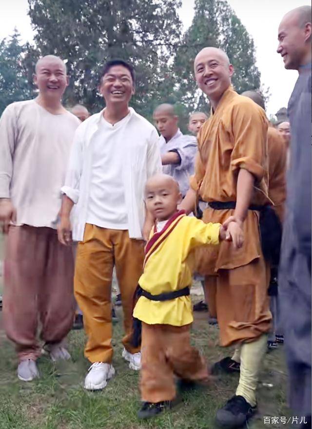 王宝强重回少林寺展现功夫引众多师兄弟围观回忆满满