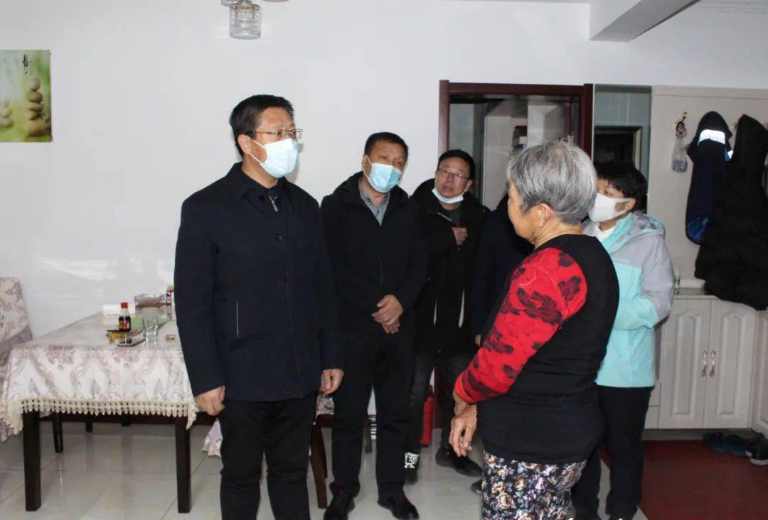随后高喜全来到巴公镇四村鑫鸿福苑小区走访看望了监测户郜元太老人与