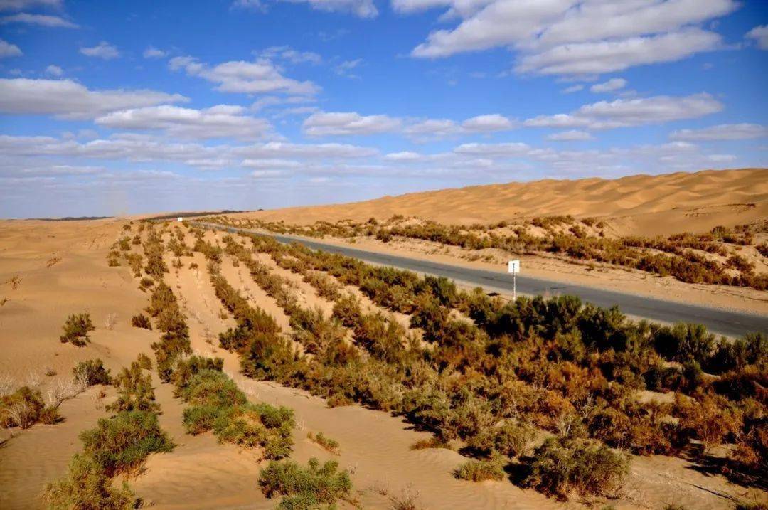 中国最美的沙漠公路图片