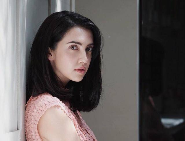 saralegge出生在英国的她毕业于著名的abac大学,平时很喜欢在ins上