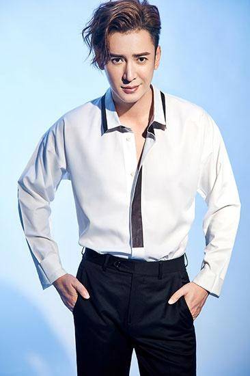 韩栋最新写真 经典“黑白配”演绎极简时尚_手机搜狐网