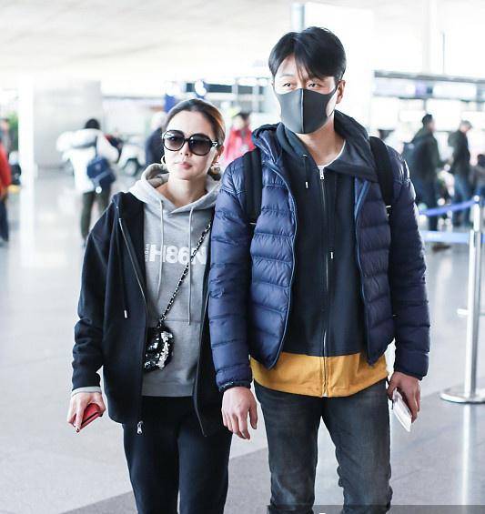 实力秀恩爱佟大为携妻关悦现身机场戴墨镜口罩超甜对视