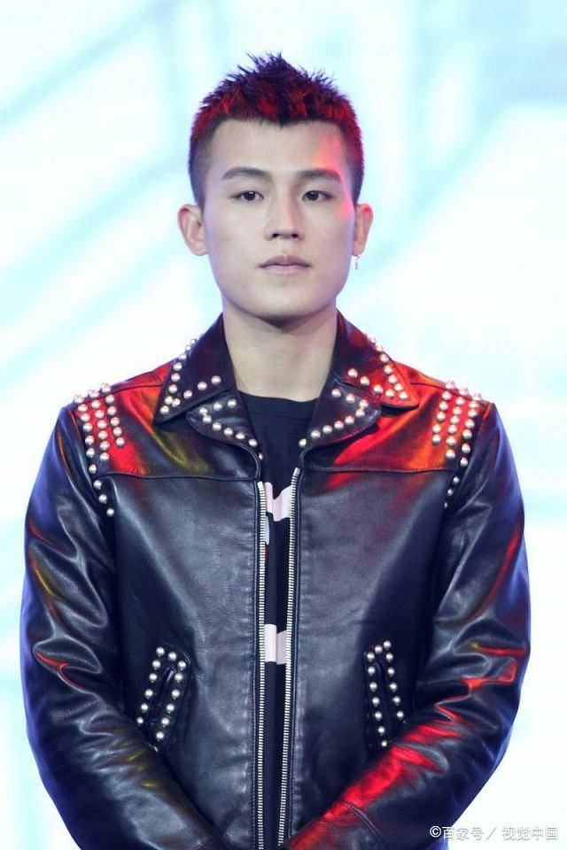 小时候的他对音乐特别感兴趣.只要一听到音乐他便不由自主地哼起小曲.