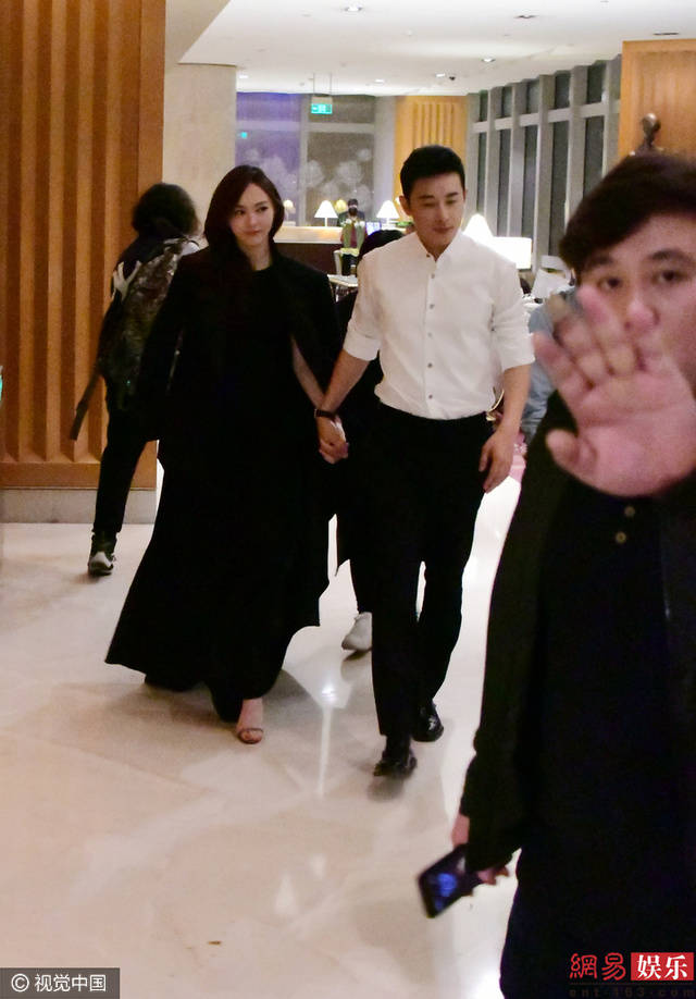罗晋深夜紧牵唐嫣回酒店恋情公开后机场活动酒店总十指紧扣