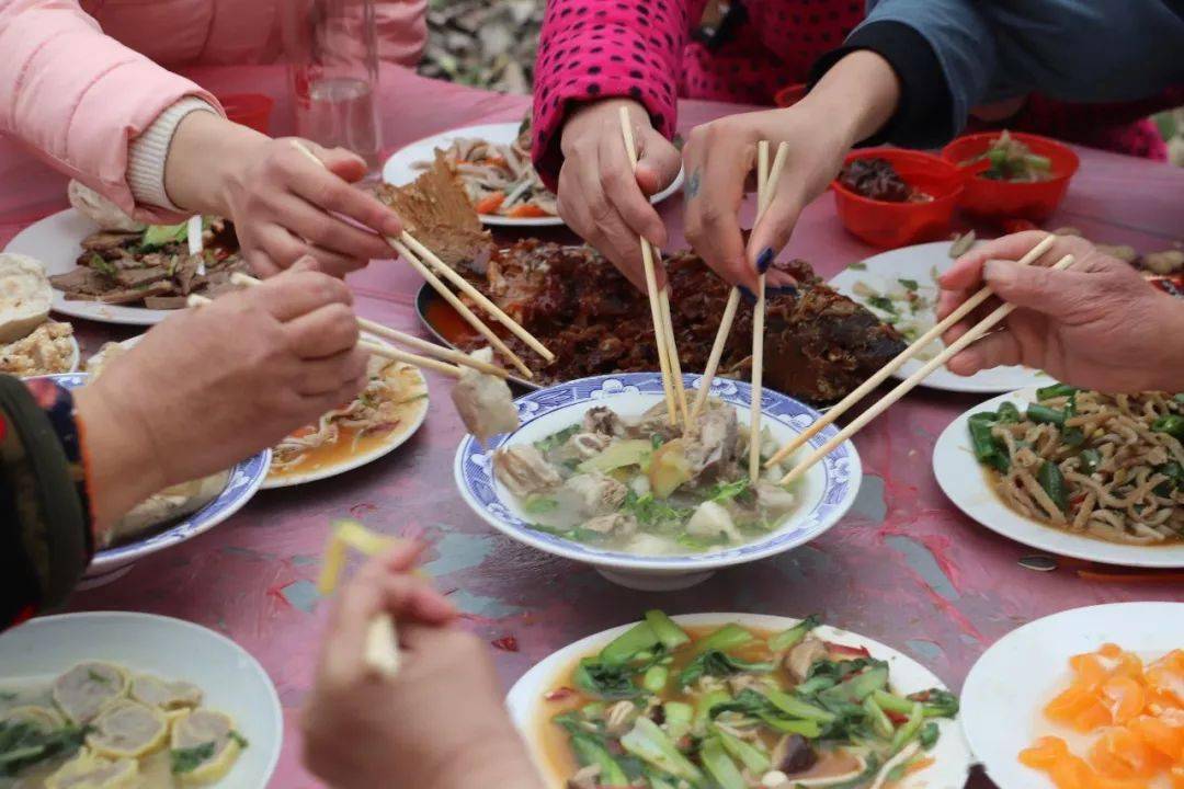 实拍老家农村吃大桌!传到网上火了!看着都馋人._朱仙镇_流水席_生活