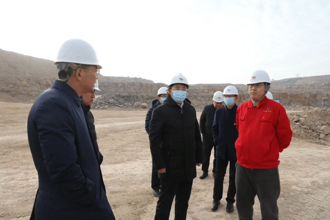 12月9日,清水河县委副书记,政府代县长陈胡日查深入天皓水泥集团有限