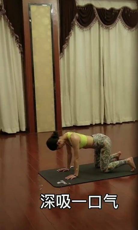 杨子偷拍黄圣依练瑜伽,被发现后豪宅内追逐打闹_健身_老婆_摄像