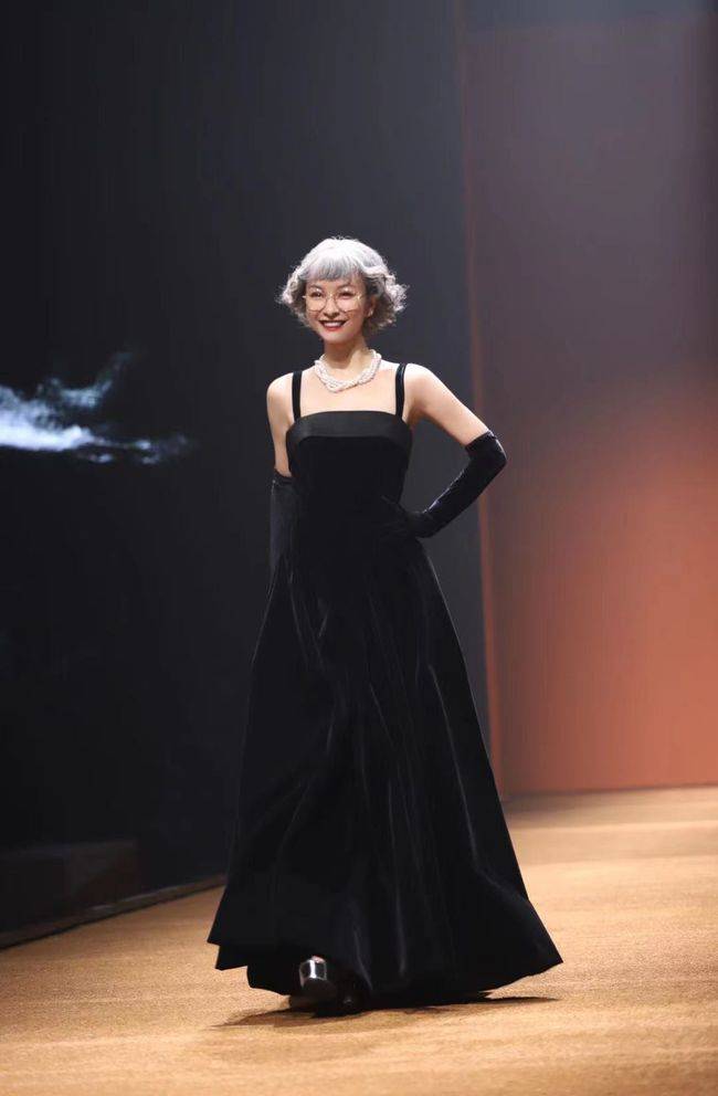吴昕的老太太发型好惊艳穿黑色丝绒裙有一种优雅风情