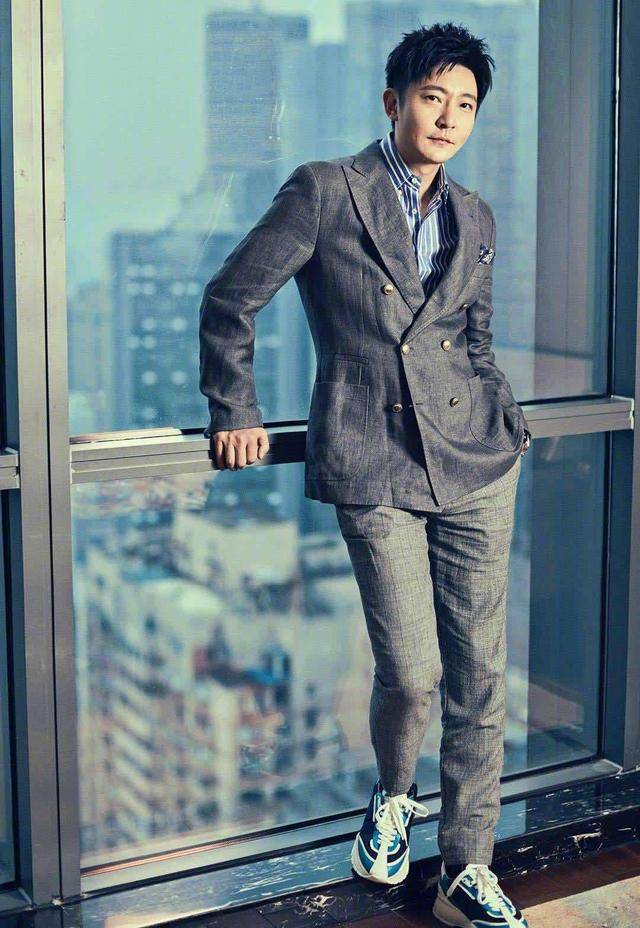 郭京飞近照似中年大叔,羊毛卷发型显现浮肿脸,身材看着像180斤