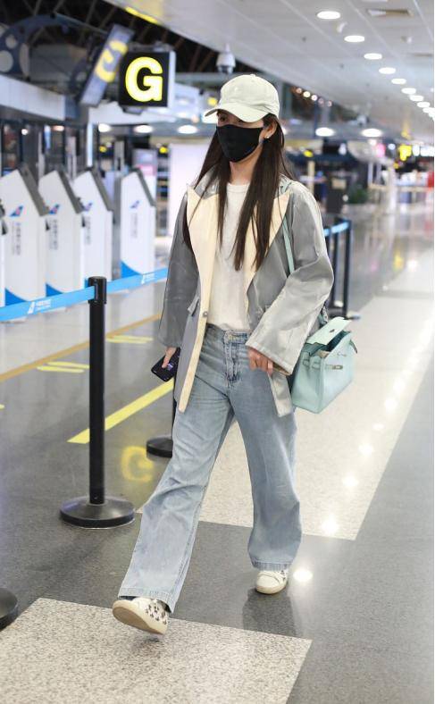 赵韩樱子穿得可真清凉慵懒的造型很有魅力感觉真挺瘦的