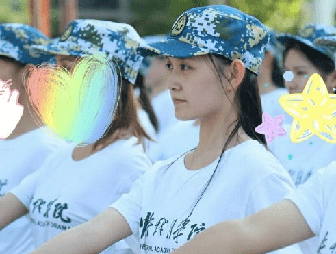 蒋依依军训后合影同学却手滑关了滤镜这才是正常大学生的肤色