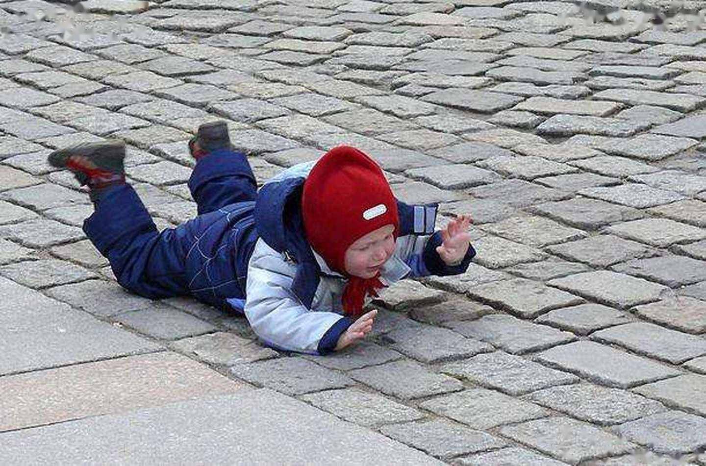 殊不知孩子没摔过跤是很难学会走路的,孩子只有自己去体会摔跤才能