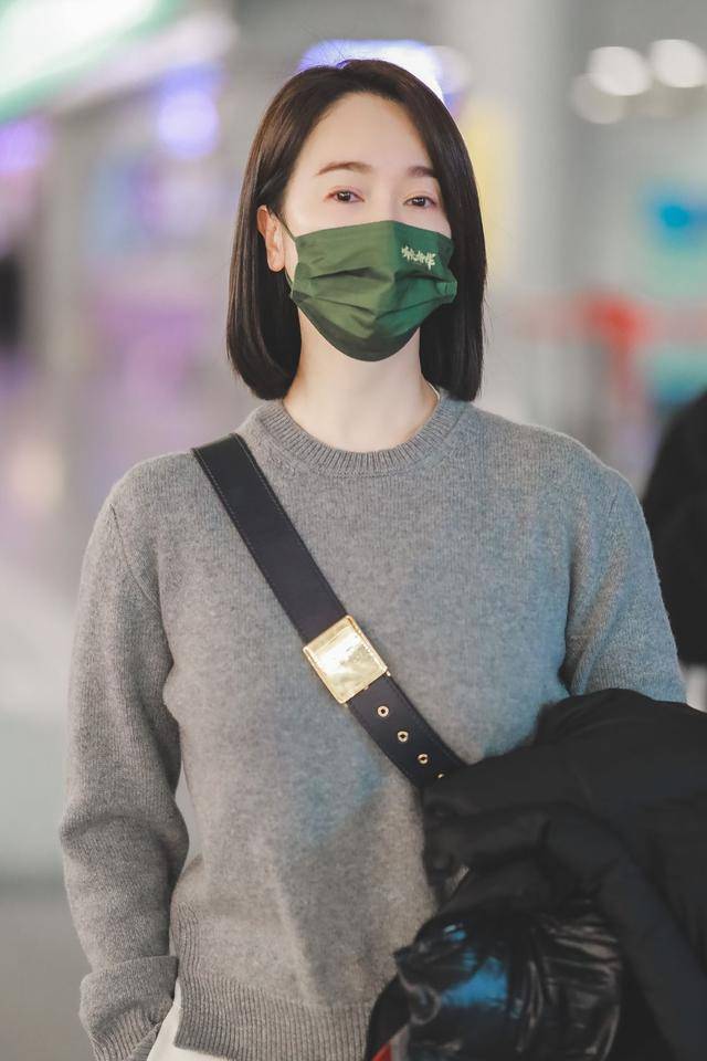 有气质就是不一样左小青就一身简约搭配现身机场都可以很惊艳