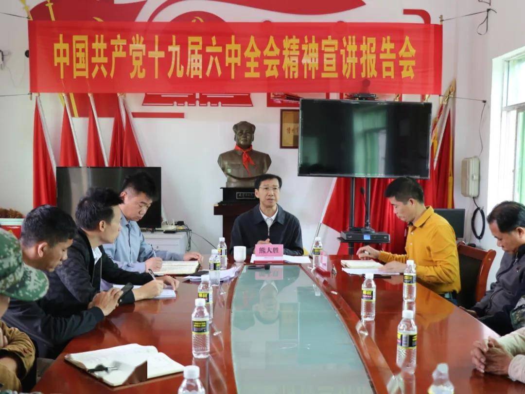 12月8日,海南省儋州市人民法院党组书记,代院长熊大胜带队前往海头镇