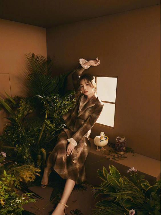 路晨这个造型值得借鉴率性丸子头复古格纹裙甚是养眼有品味