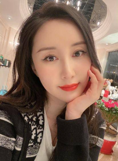 32岁舒畅变化大,脸部肿胀像充气,豪宅内景曝光家境不简单?