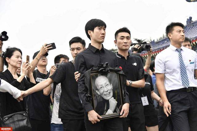 常远当爸,儿子满一百天,和老婆结婚已经7年_媒体_相声_贺婉颜