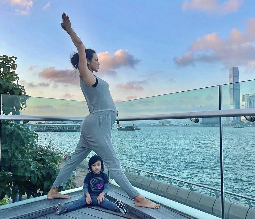 身材|临盆在即！40岁香港名模怀二胎38周，晒各种高难度瑜伽动作引热议