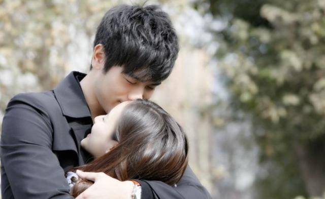 焦俊艳在高以翔去世后首现身一身黑装沉默无语沥秋夫妇成绝唱