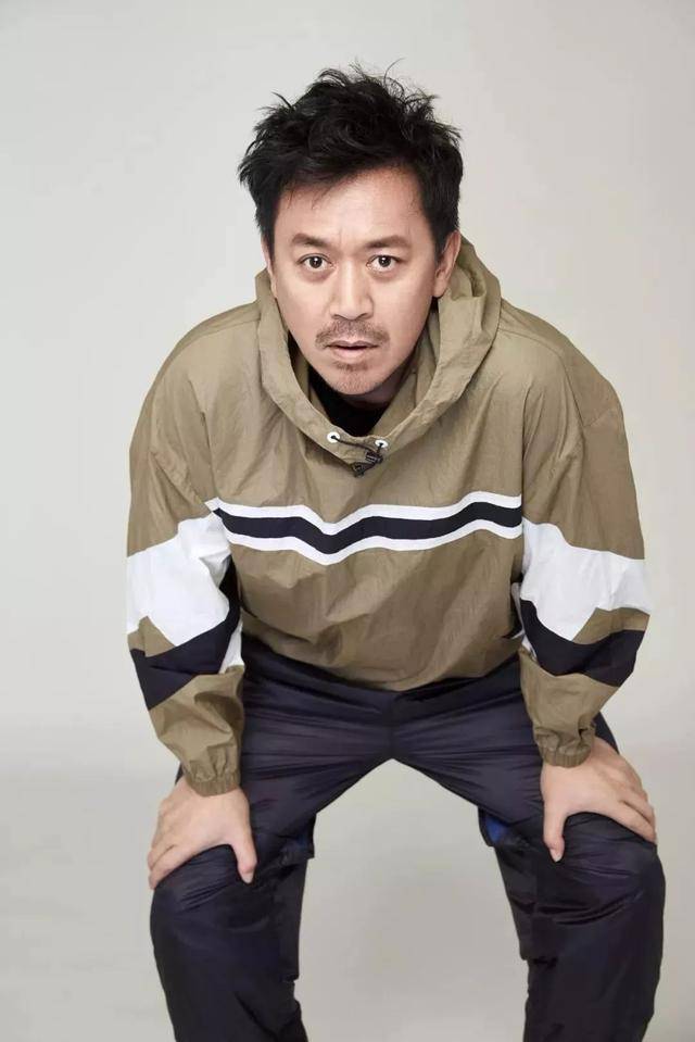 王学兵近照罕见曝光风波4年后长胖了与小15岁三婚老婆恩爱6年