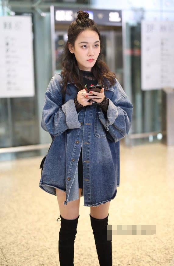 别人的鞋子是鞋子孙骁骁鞋子和袜子连在一起拉到大腿美极了