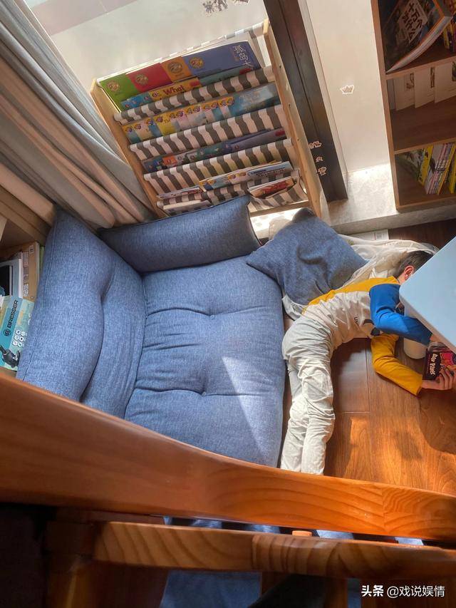 邓莎晒大麟子读书迷惑姿势,头朝下腿朝上难度高