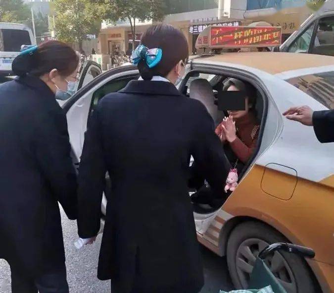 为了更好地观察其恢复情况,潘汤思和肖麟一直陪在客户身边.