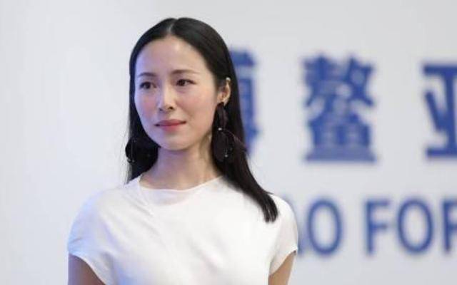 许晋亨锦衣之下更新时间家族周岩紧裹着粉红色的睡衣、戴
