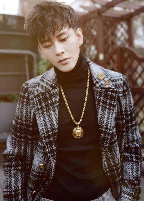 可能对名字还不熟悉,代表作有很多,其中以(杉杉来了)的郑棋被大家熟知