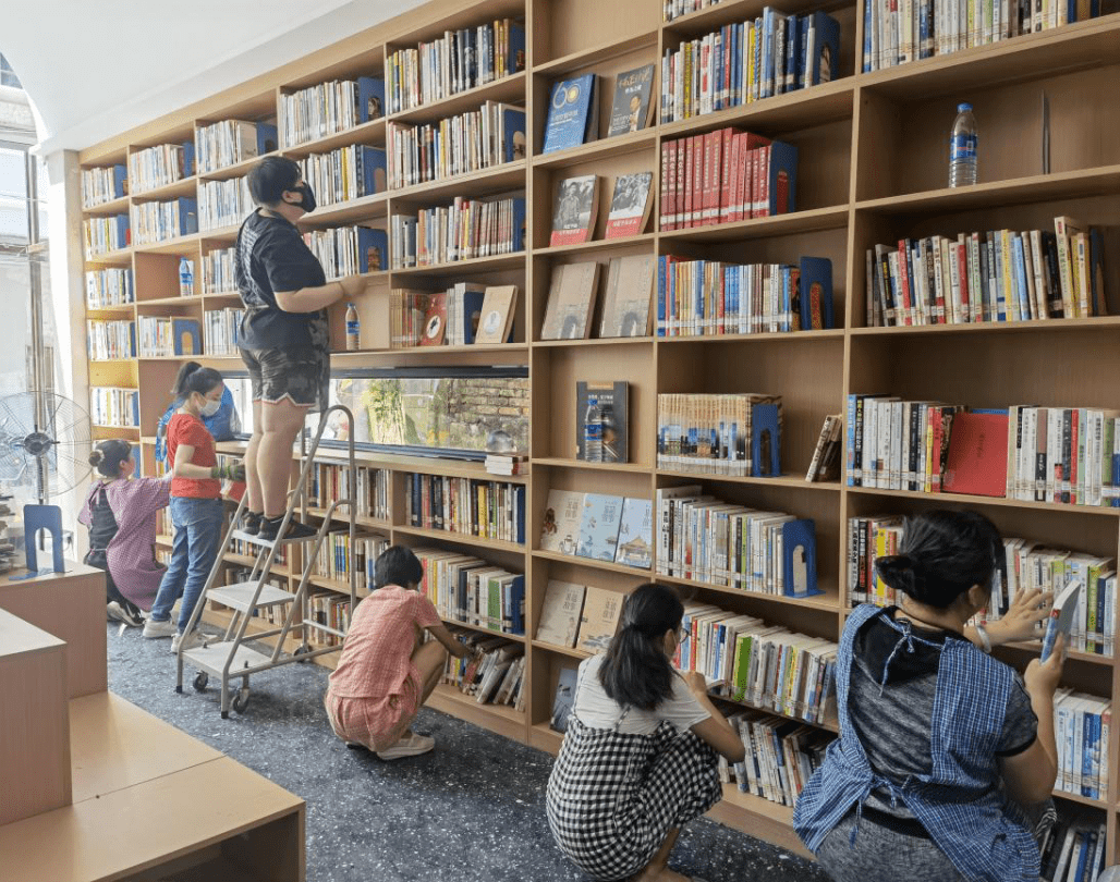 图书馆员vlog丨带你揭秘图书管理员的一天!_工作_读者_钦州